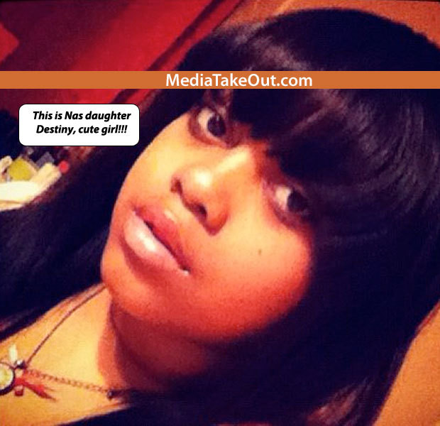 Surpriza indecenta din cutia "speciala" a acestei fete. E minora si tatal ei e celebru. GALERIE FOTO