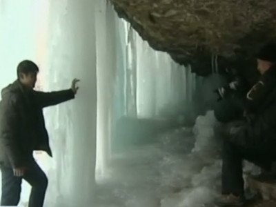 Imagini spectaculoase din China. Gerul puternic a inghetat o cascada de 100 de metri