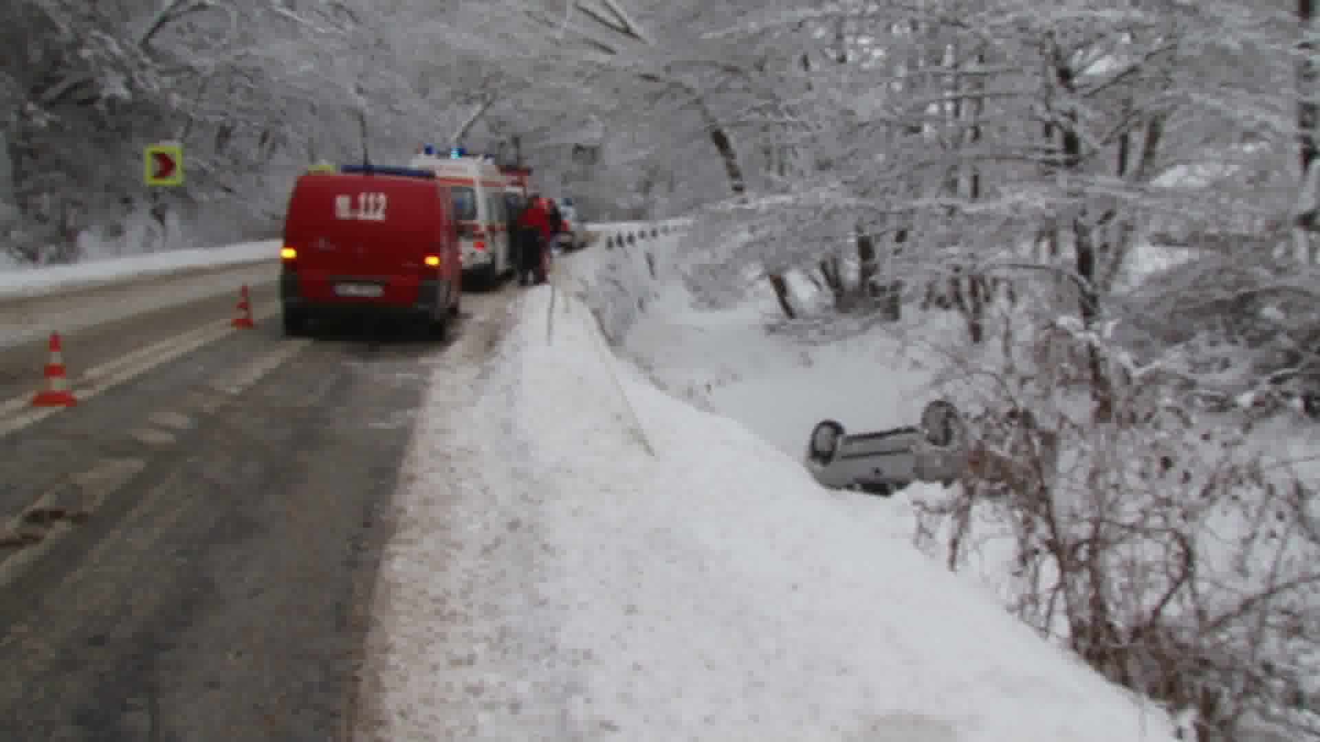 Vitezoman rasturnat in parau. A derapat dupa ce a calcat prea tare acceleratia pe un drum inzapezit