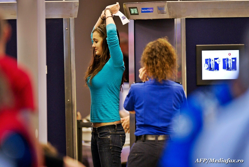 Controloare acuzate ca pun femeile sexy sa treaca de mai multe ori prin scanner, pentru colegii lor