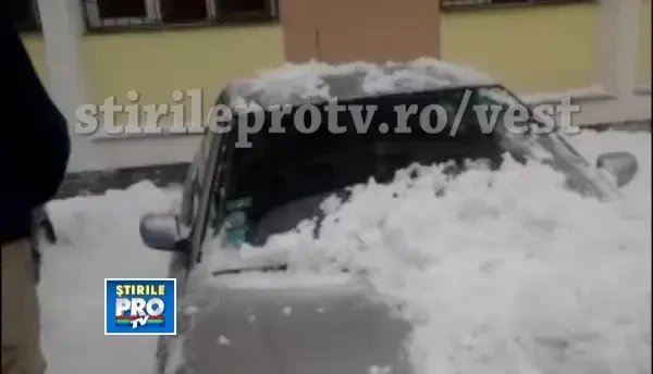 Pericol in parcare. Zapada a cazut in cantitati atat de mari, incat a ajuns in masini