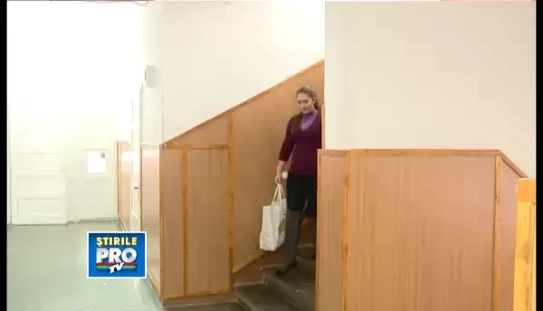 Elevii Seminarului Teologic din Cluj strang alimente pentru sinistrati