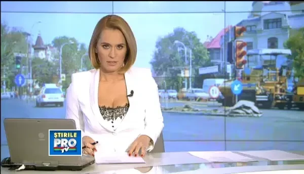 Razbunarea asfaltului. Filmare uluitoare cu un sofer care-si distruge masina in gropile Capitalei