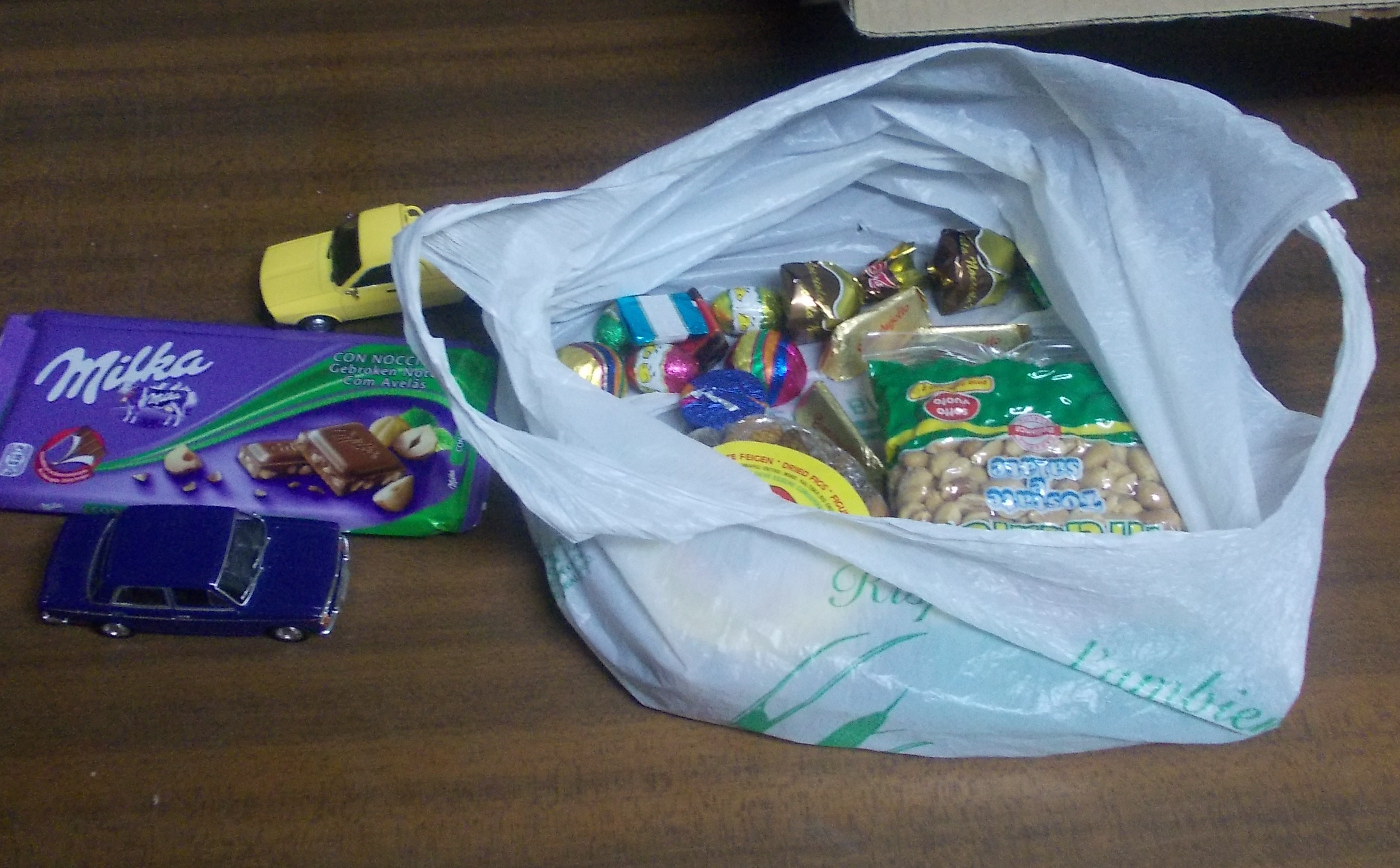 Suflet de copil. Si-a dat masinutele si dulciurile in dar celor pe care iarna i-a lasat fara ele