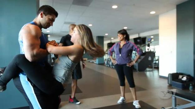 Pozitia provocatoare din sala de gimnastica. Exercitiul care face legatura intre fitness si dormitor