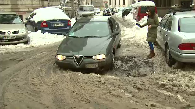 Razbunarea asfaltului. Filmare uluitoare cu un sofer care-si distruge masina in gropile Capitalei