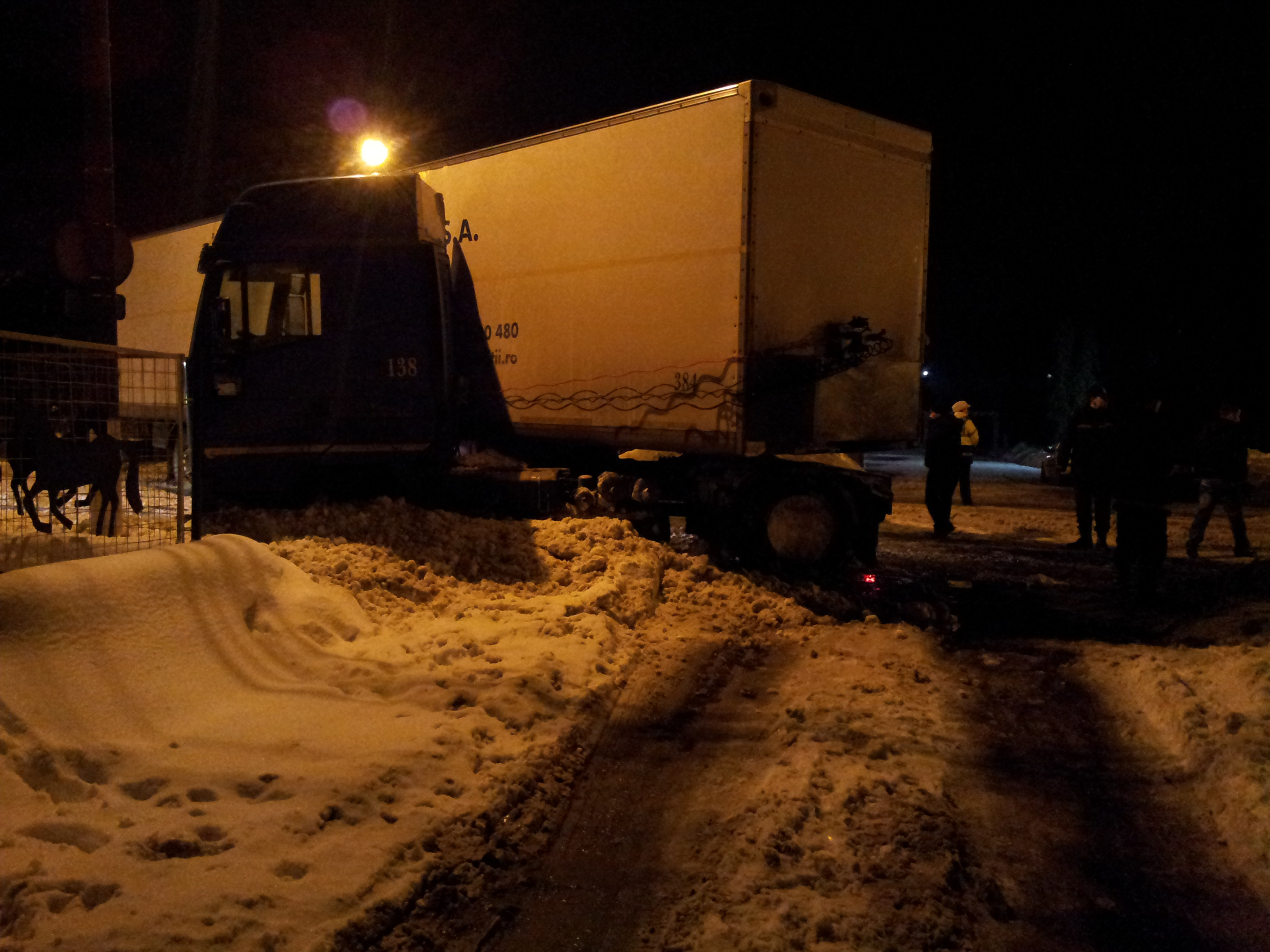 Consecinte periculoase ale poleiului: TIR derapat, rezervor spart si remorca desprinsa