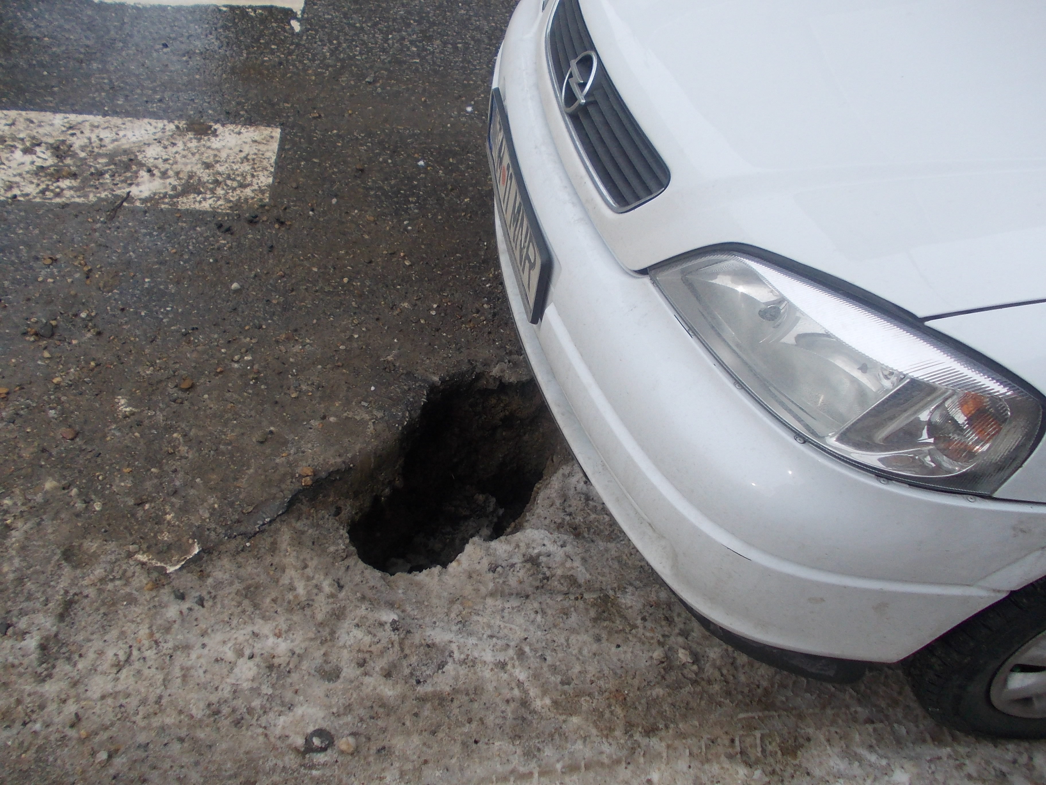 Zapada trece, incepe repararea provizorie a strazilor. Vezi unde a lasat iarna cele mai adanci urme