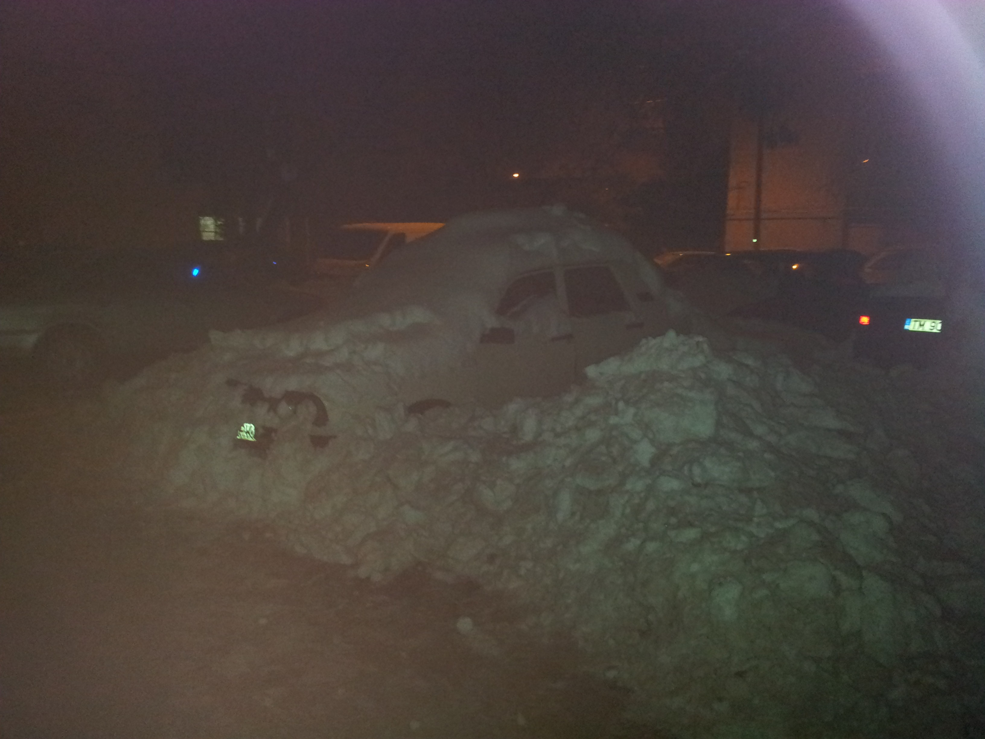 Incidente de cartier in lupta cu iarna. S-au ales cu masinile ingropate in zapada