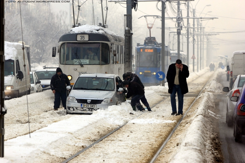 VIDEO. Tramvaie blocate in Capitala, din cauza unui sofer care a intrat pe sine