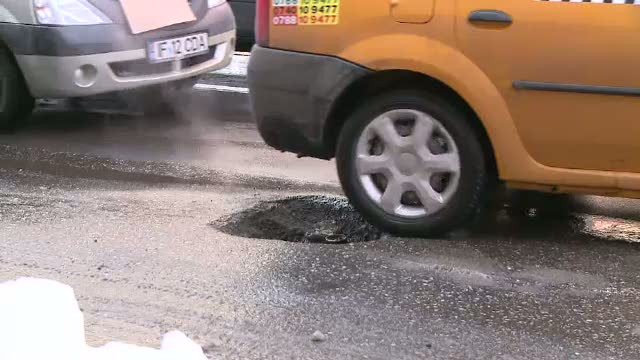 Disperati de gropile care le distrug masinile, 200 de soferi au iesit in strada sa protesteze