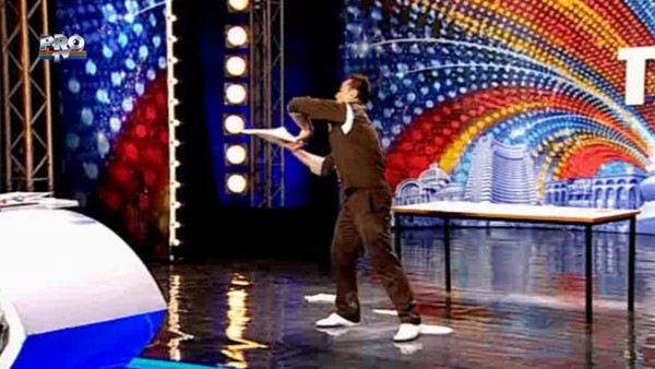 TALENTUL lui l-a lasat pe Mihai Petre cu gura cascata. Ce jonglerii face cu aluatul de pizza