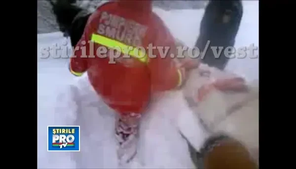 Salvarea de la munte. Operatiune spectaculoasa a pompierilor si paramedicilor intr-un sat izolat