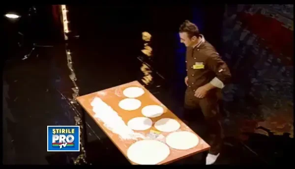 TALENTUL lui l-a lasat pe Mihai Petre cu gura cascata. Ce jonglerii face cu aluatul de pizza