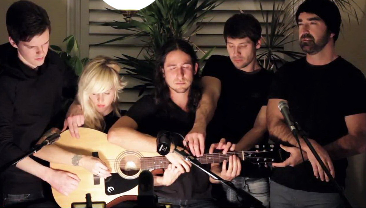 Cum se poate obtine succesul cu o singura chitara si 10 maini. Piesa care a detronat mari HITURI