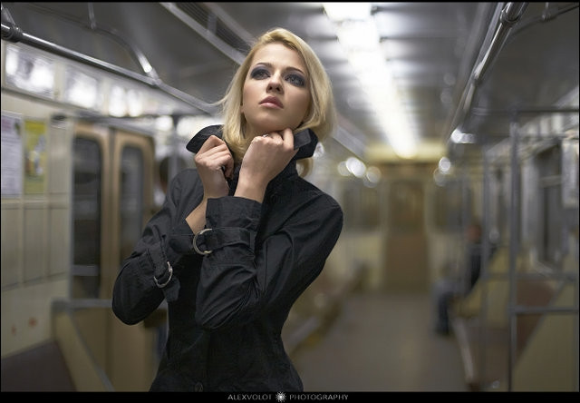 FOTO. O tanara a pozat NUD intr-un vagon de metrou in care erau calatori. Cum au reactionat oamenii