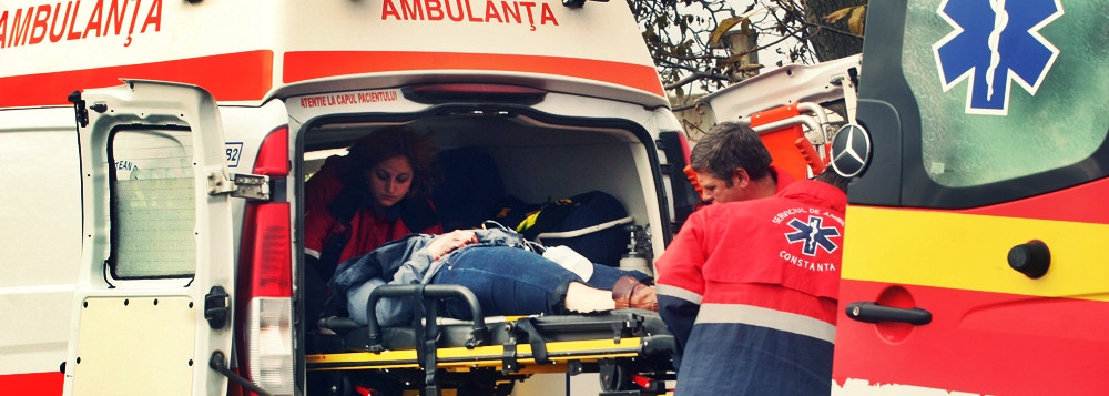 Microbuz cu 14 oameni, spulberat de un TIR, in Covasna. Cinci persoane au fost ranite grav