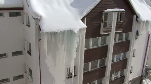 Oameni raniti si masini distruse de zapada cazuta de pe cladiri. Cine va fi tras la raspundere