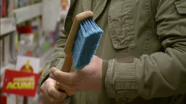 Romanii speriati de ger au crescut incasarile magazinelor. Cele mai mari vanzari din ultimii 3 ani