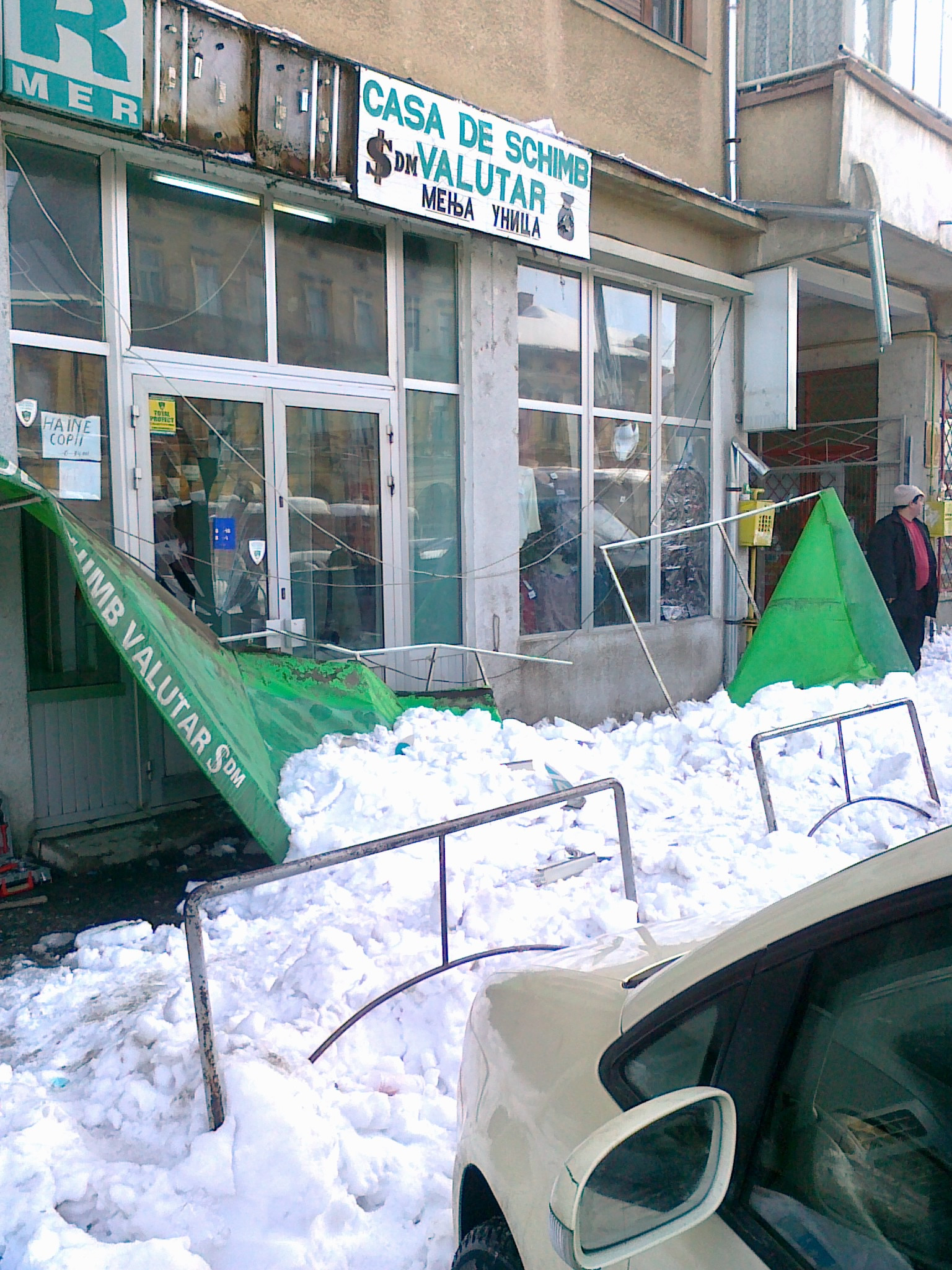 Extremele iernii: unii s-au trezit cu masinile distruse, altii au facut oameni de zapada