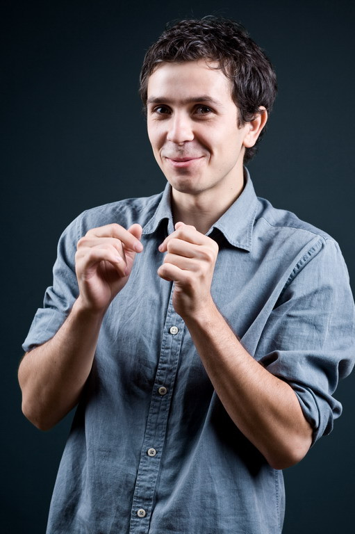 Distractie in cluburi si o portie de ras, de 1 aprilie. Costel face stand-up comedy la Timisoara