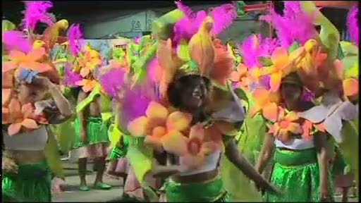 Parada scolilor de samba, urmarita de 70.000 de oameni. Cel mai bun moment al carnavalului de la Rio