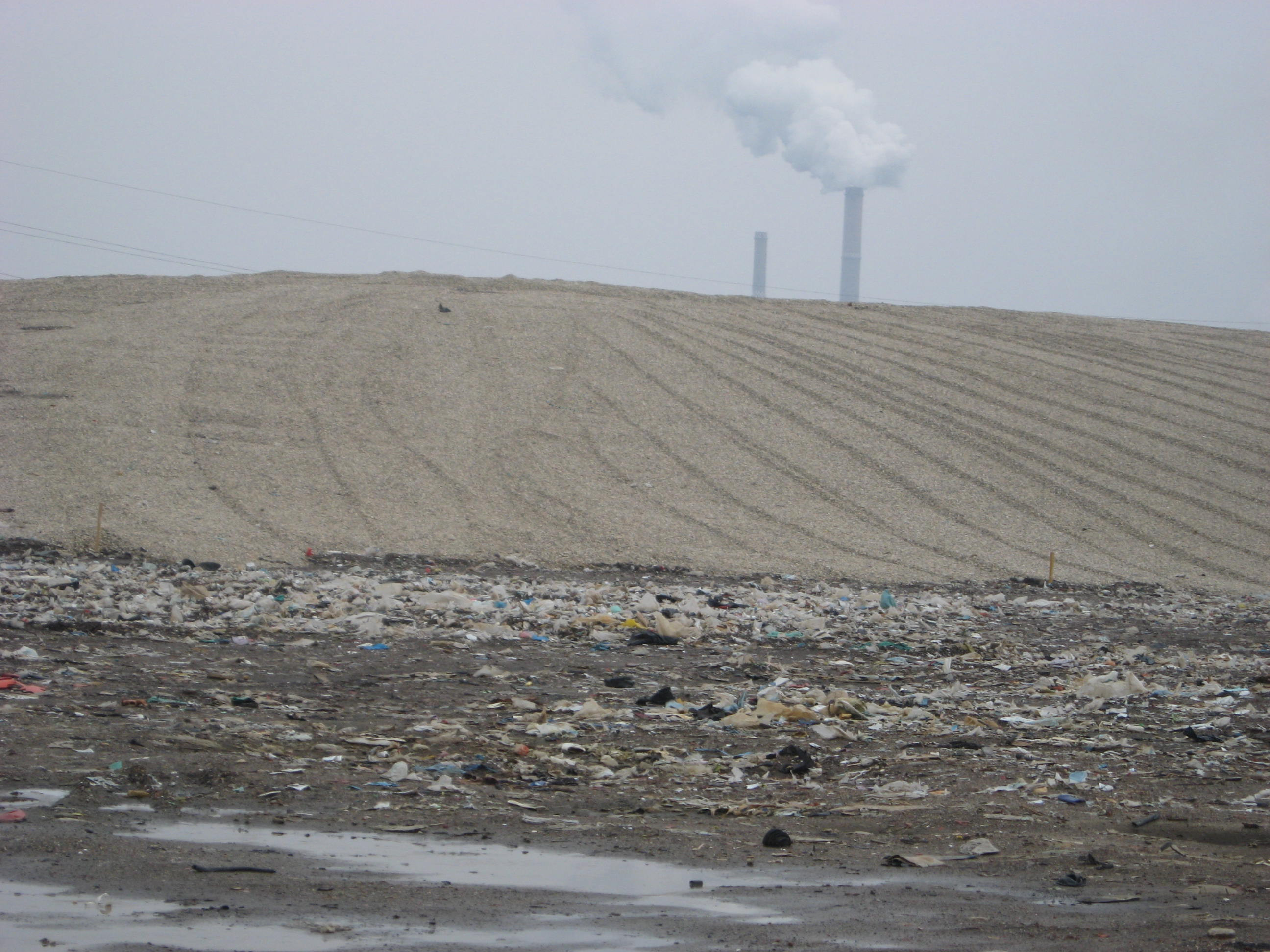 Munti de gunoi transformati in dealuri verzi. Pe locul rampelor dezafectate rasar coline cu iarba