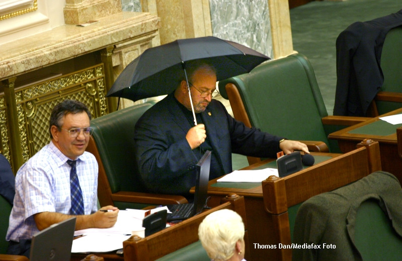 Zapada i-a luat prin surprindere pana si pe alesii neamului. PLOUA in Senatul Romaniei