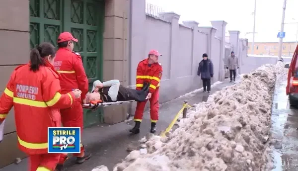 Un bolovan de gheata a fost cat pe ce sa omoare o femeie pe o strada din centrul Timisoarei