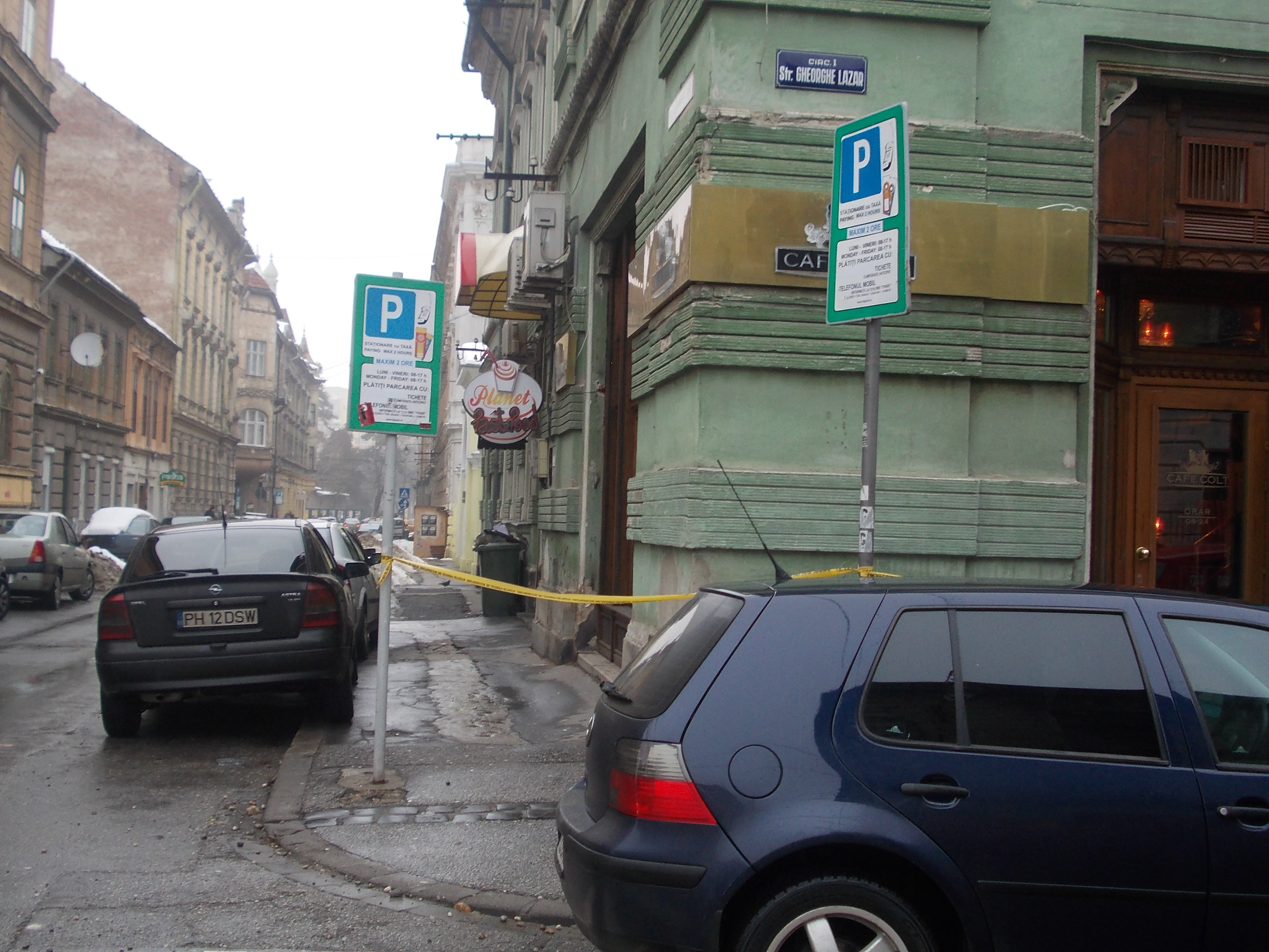 Solutie impotriva zapezii de pe acoperisuri: centrul Timisoarei, impanzit cu benzi de atentionare