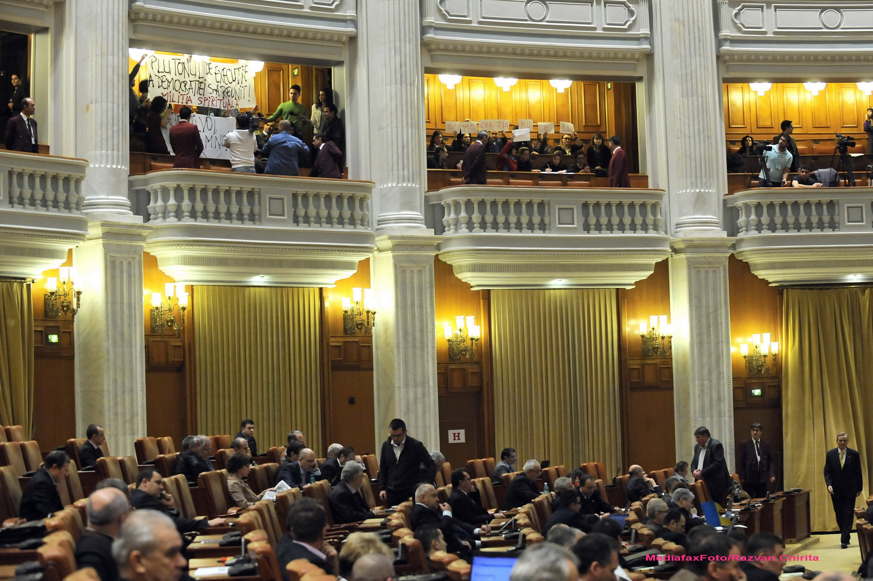 Scandal in Parlament. Deputatii PSD au stat in balcoane si i-au enervat pe cei din PDL