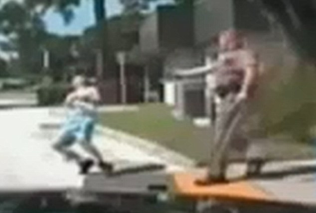 La 20 de ani a ales sa fuga, iar viata ei s-a schimbat dramatic. Traieste acum doar teoretic