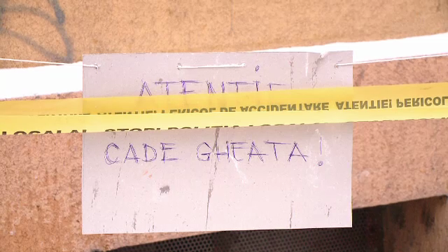 Zapada de pe acoperisuri cade ca o bomba. Cine raspunde pentru cei raniti grav pe trotuar