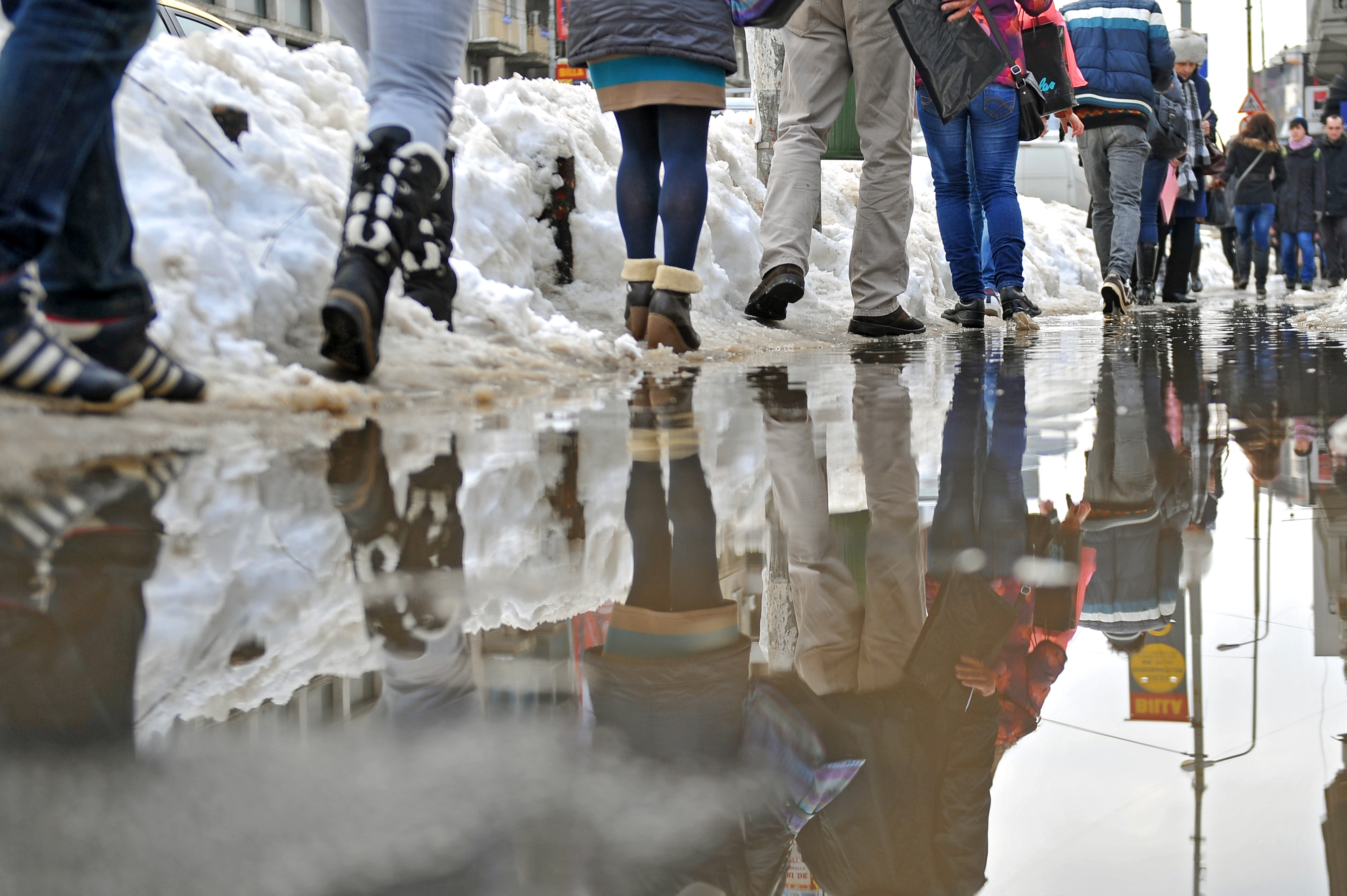 E un cosmar sa fii pieton in Bucuresti. Salubrizarea ne sugereaza sa avem rabdare pana la primavara