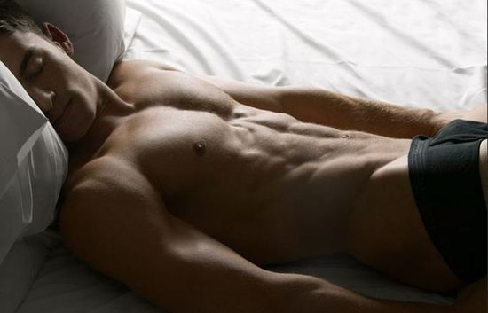 Secretul Marii Britanii. 35% dintre adulti inca fac asta noaptea, in pat