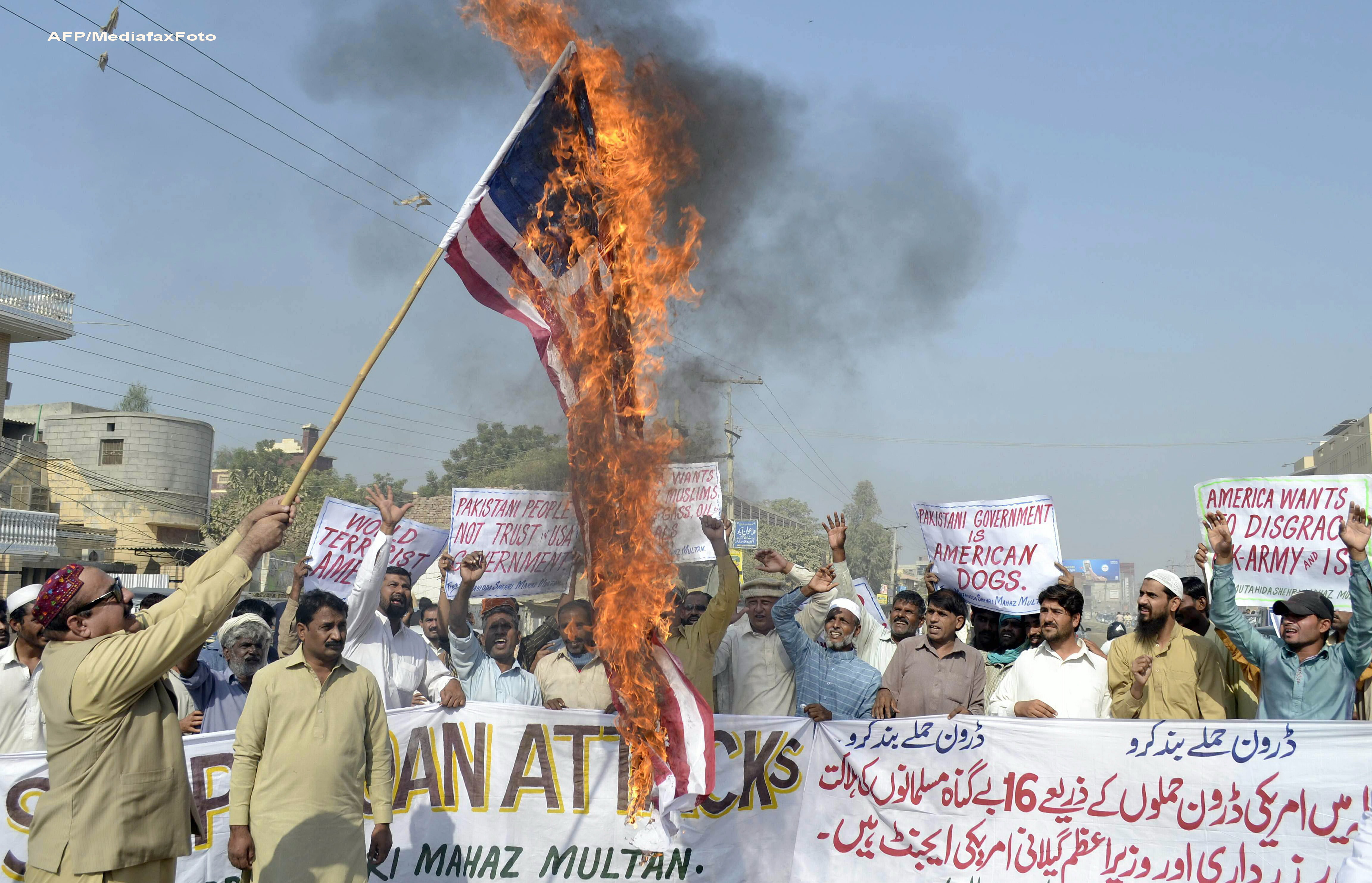 Manifestatii violente impotriva SUA in Afganistan, dupa ce americanii au ars exemplare din Coran