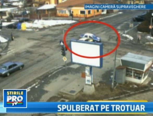 IMAGINI CAMERA DE SUPRAVEGHERE. Barbat spulberat de un taxi pe trotuar, langa sectia de politie