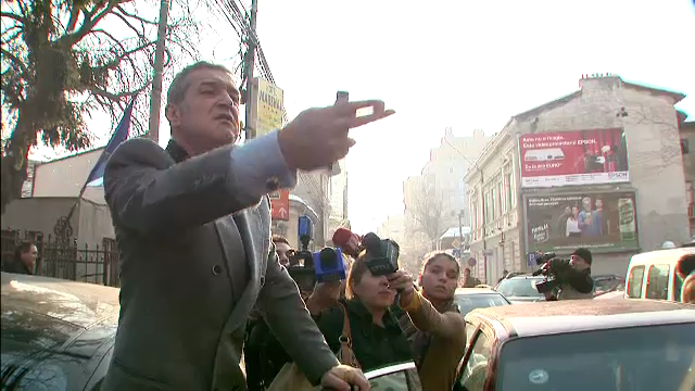 Cu gandul la valiza, magistrati si Judecata de Apoi, Becali a dirijat traficul si a plecat cu taxiul