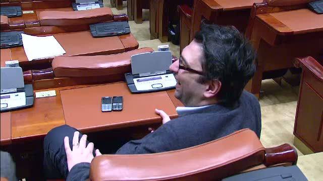 Ce fac alesii de la putere cand opozitia e in greva? Iau o pauza de la munca din Parlament