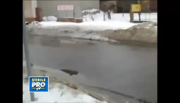 Capcana in drum, fara nicio avertizare. Vezi cum iau 7 soferi aceeasi groapa in doar cateva minute