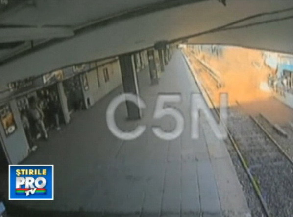 "Am vazut cadavre si sange peste tot". Primele imagini cu accidentul feroviar din Argentina.VIDEO