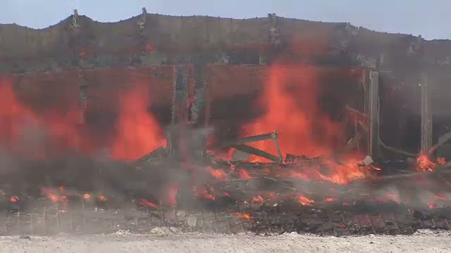 Un hotel de lux, care ar fi trebui sa fie redeschis de Dragobete, distrus intr-un incendiu