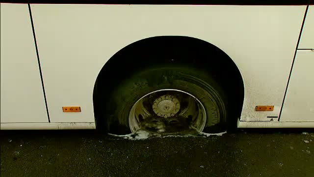 O victima de calibru a strazilor din Capitala. Un autobuz, blocat zeci de minute intr-o groapa