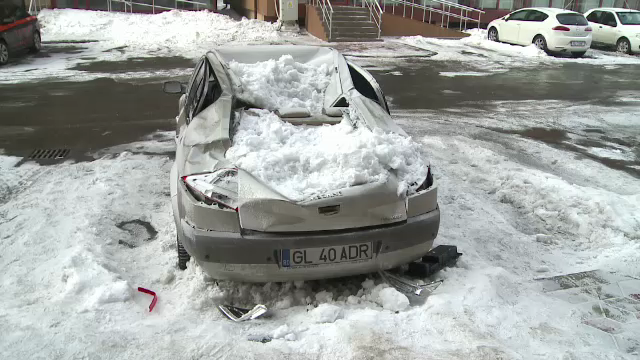 Daca mai statea 5 minute in masina, murea strivit de zapada. Scandal intr-un cartier din Galati