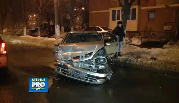 Coliziune intre un firobuz si un autoturism Renault. Soferul masinii, transportat la spital