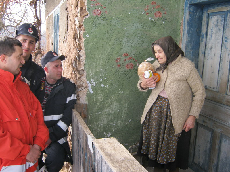 Dupa 9 zile de izolare, oamenii din doua sate hunedorene au fost ajutati de pompieri si paramedici