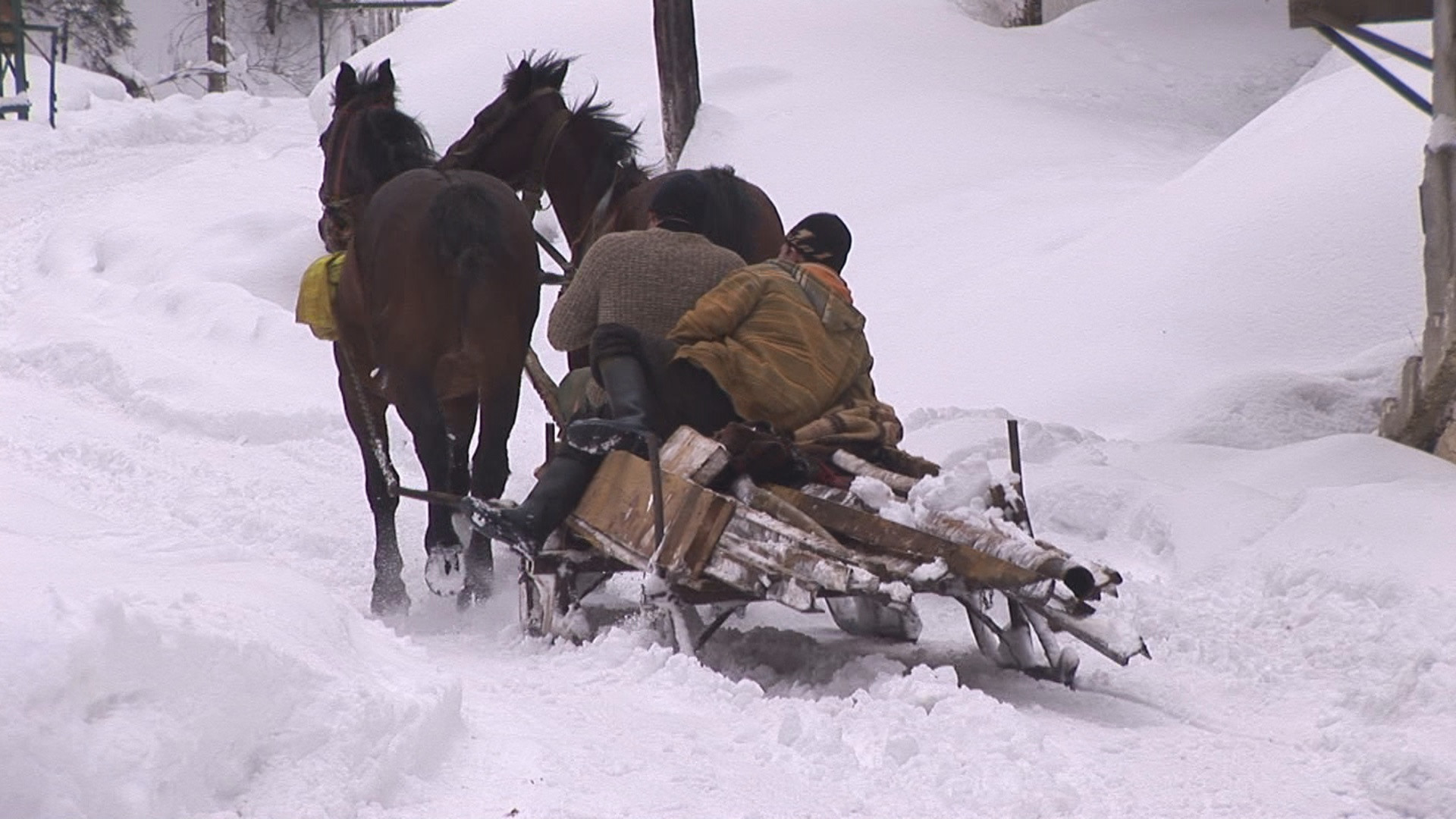 Minele lasate de izbeliste sunt mana cereasca pentru hotii de fier vechi din Bistrita