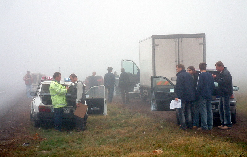 Carambolul anului in Romania: 17 masini implicate intr-un accident, in Vrancea. 3 persoane, ranite