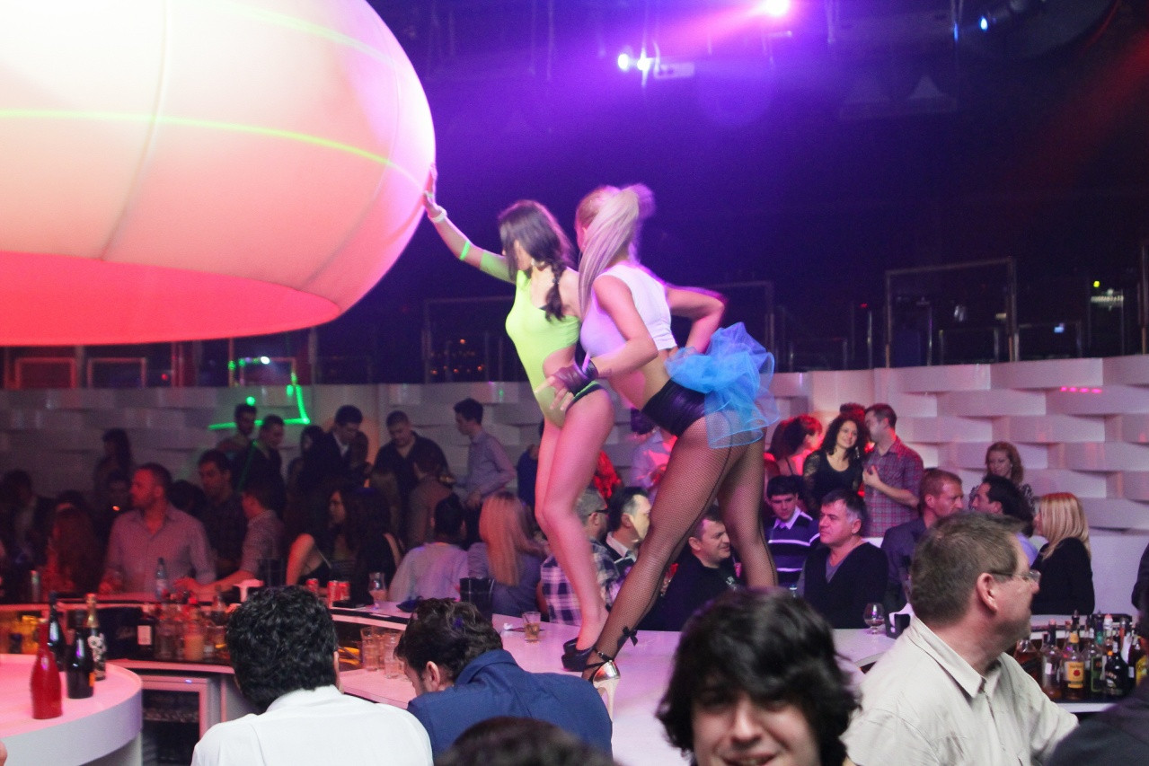 Seri incendiare, cu invitati speciali, petreceri si concerte in cluburile din oras