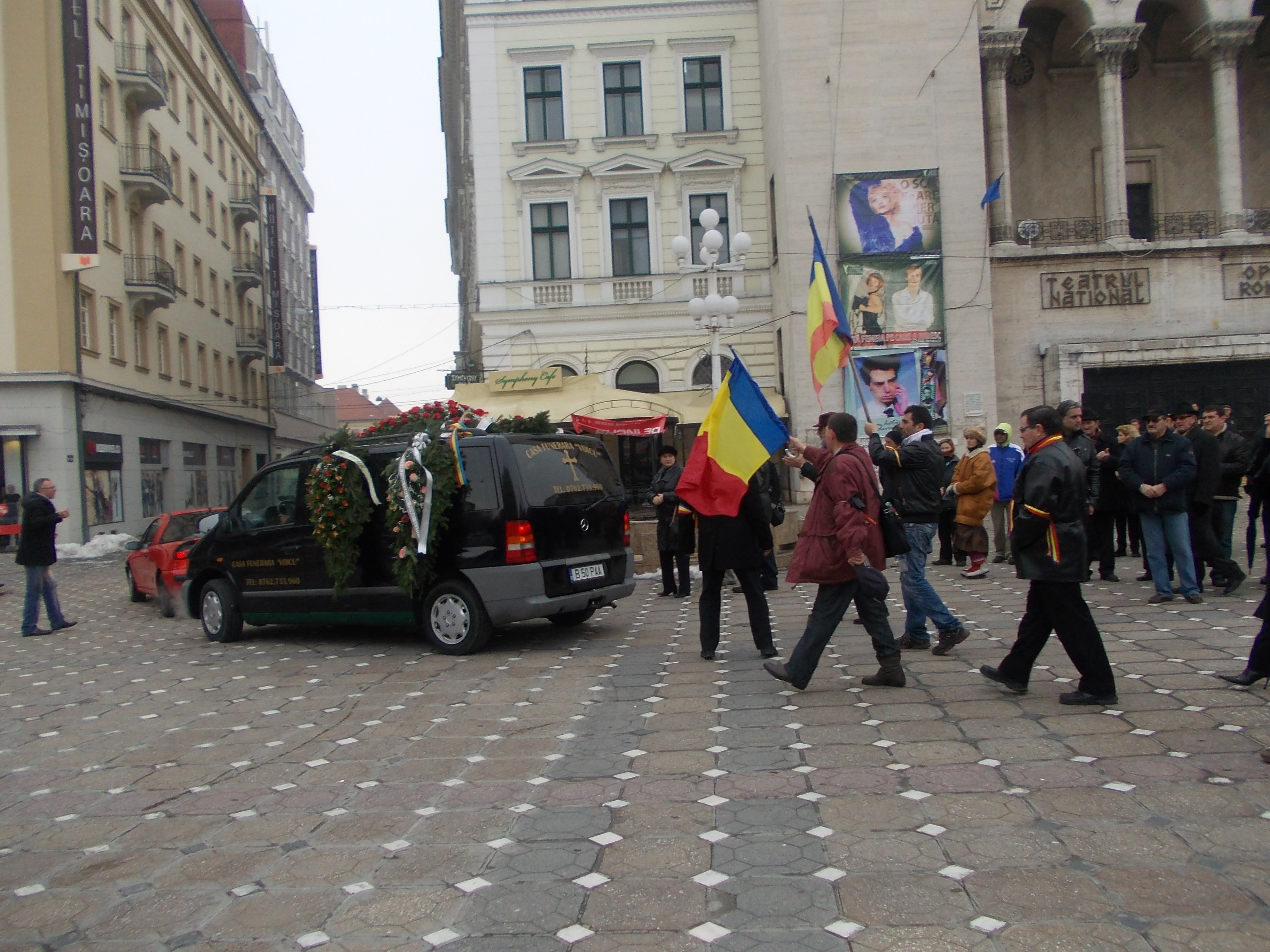 Revolutionarul Marius Tudose, condus pe ultimul drum. Sicriul a fost adus in Piata Victoriei